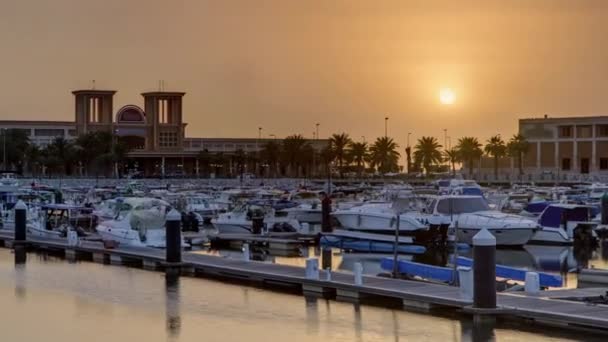 Gün batımında Kuveyt 'teki Sharq Marina' da yat ve tekneler. Kuveyt Şehri, Orta Doğu — Stok video