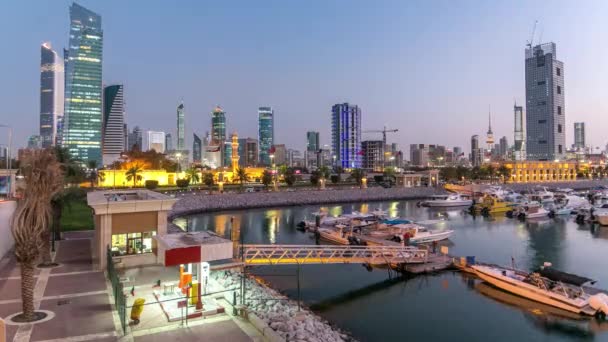 Yates y barcos en el Sharq Marina día a noche timelapse en Kuwait. Ciudad de Kuwait, Oriente Medio — Vídeo de stock