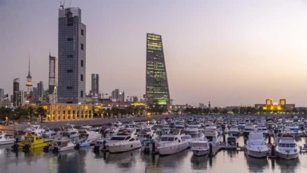 Kuveyt 'teki Sharq Marina' da yatlar ve tekneler gece gündüz. Kuveyt Şehri, Orta Doğu — Stok video