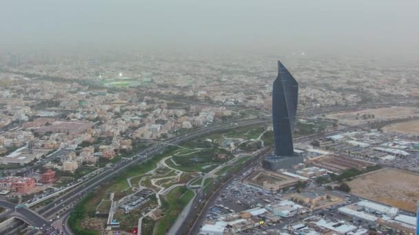 Cidade do Kuwait paisagem urbana dia a noite timelapse é a capital do Kuwait. Hora do pôr do sol. — Vídeo de Stock