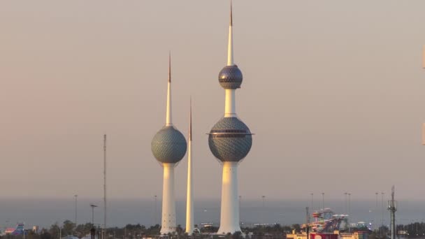 A timelapse das Torres do Kuwait - o marco mais conhecido da Cidade do Kuwait. Kuwait, Médio Oriente — Vídeo de Stock