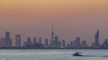 Kuveyt 'te gece gündüz gökdelenlerle gökyüzü çizgisi alacakaranlıkta aydınlandı. Kuveyt Şehri, Orta Doğu