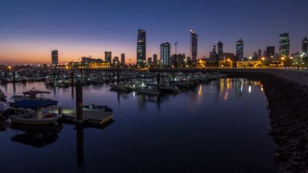 Yachten und Boote in der Sharq Marina in Kuwait im Zeitraffer von Nacht zu Tag. Kuwait-Stadt, Naher Osten — Stockvideo