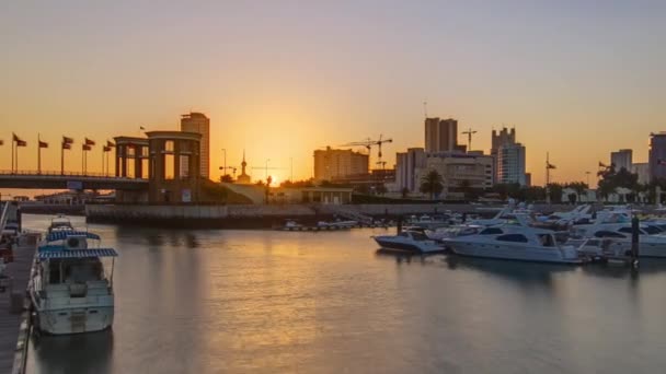 Soluppgång. Yachter och båtar vid Sharq Marina timelapse i Kuwait. Kuwait City, Mellanöstern — Stockvideo