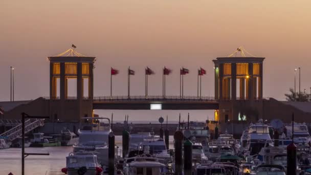 Yachten und Boote in der Sharq Marina in Kuwait im Zeitraffer von Nacht zu Tag. Kuwait-Stadt, Naher Osten — Stockvideo