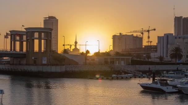 Gün doğumu. Kuveyt 'teki Sharq Marina zaman çizgisinde yatlar ve tekneler. Kuveyt Şehri, Orta Doğu — Stok video