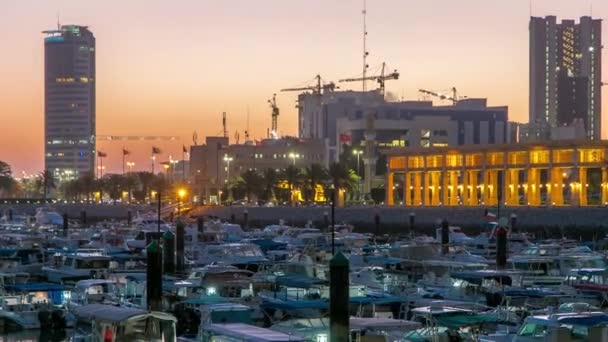 Yachter och båtar vid Sharq Marina natt till dag timelapse i Kuwait. Kuwait City, Mellanöstern — Stockvideo