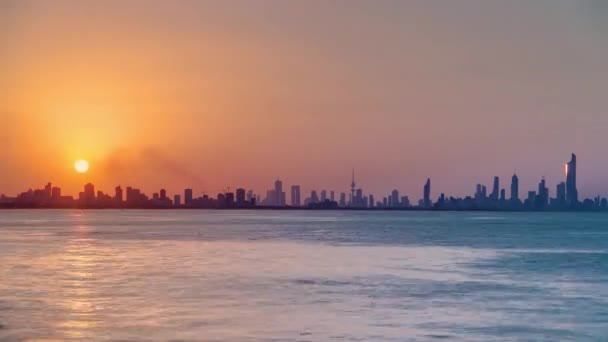 Kuwait paisaje urbano durante la puesta del sol timelapse — Vídeos de Stock