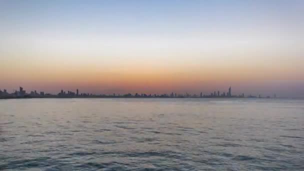 Skyline felhőkarcolókkal Kuvait City belvárosában, napnyugtakor megvilágítva. Kuvait város, Közel-Kelet — Stock videók