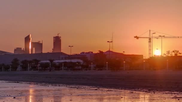 Horizonte costero de Kuwait ciudad sunrise timelapse — Vídeo de stock