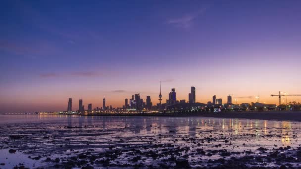 Pobřežní panorama města Kuvajt z noci na den — Stock video