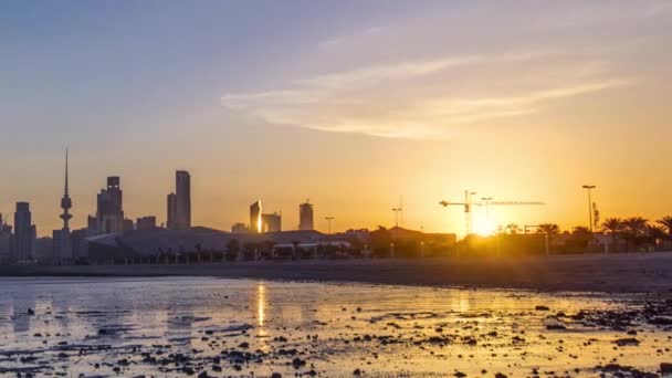 Kustnära skyline av Kuwait stad soluppgång timelapse — Stockvideo