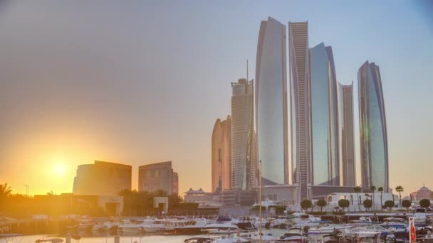 Al Bateen marina Abu Dhabi timelapse z nowoczesnymi drapaczami chmur na tle — Wideo stockowe