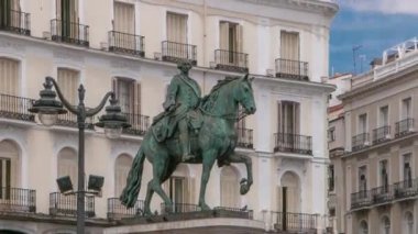 İspanya Kralı III. Charles 'ın heykeli İspanya' nın Madrid 'deki Puerta del Sol Meydanı' nda süratle ilerliyor.