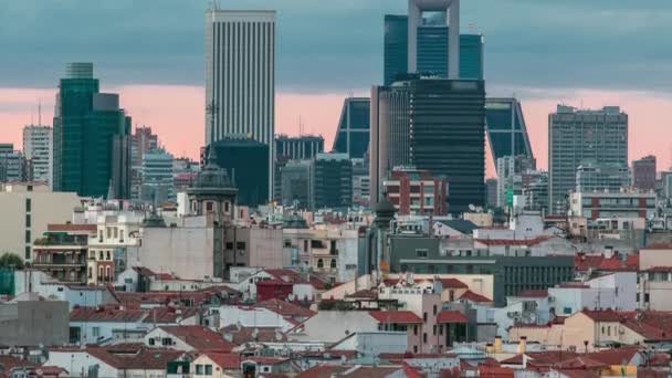 Madrid Skyline ao pôr do sol timelapse com alguns edifícios emblemáticos, como Kio Towers — Vídeo de Stock