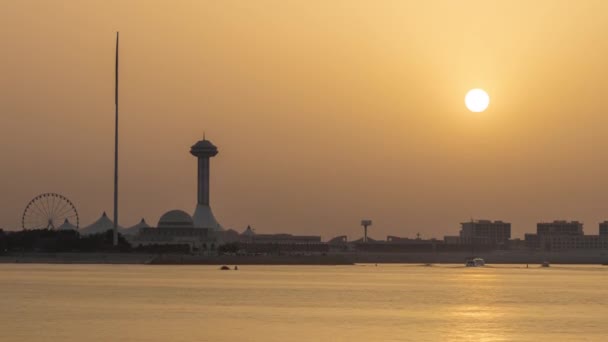 Pôr do sol em Abu Dhabi sobre Marina Island timelapse — Vídeo de Stock