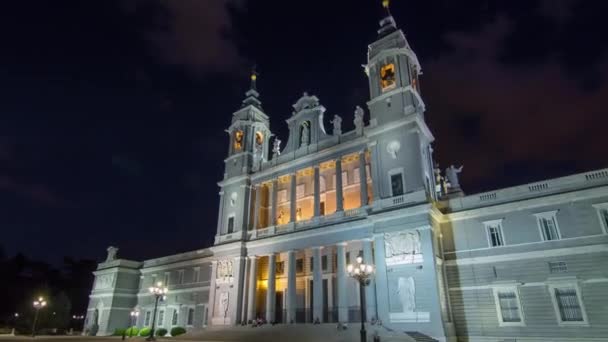 Santa Maria la Real de La Almudena na noite timelapse hyperlapse em Madrid, Espanha — Vídeo de Stock
