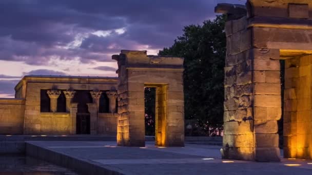 Puesta de sol sobre el timelapse del Templo de debod en Madrid, España. — Vídeo de stock