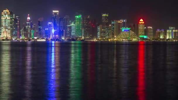 Doha gratte-ciel au centre-ville skyline nuit timelapse, Qatar, Moyen-Orient — Video