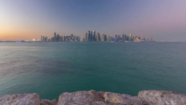 Doha centrum panoramy miasta dzień do nocy timelapse, Katar, Bliski Wschód — Wideo stockowe