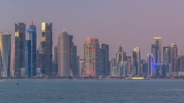 Doha skyline centro día a noche timelapse, Qatar, Oriente Medio — Vídeo de stock
