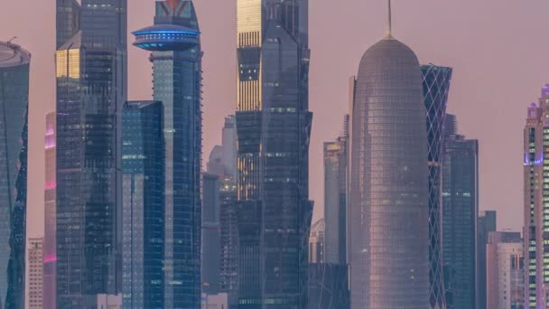 Doha skyline centro día a noche timelapse, Qatar, Oriente Medio — Vídeo de stock