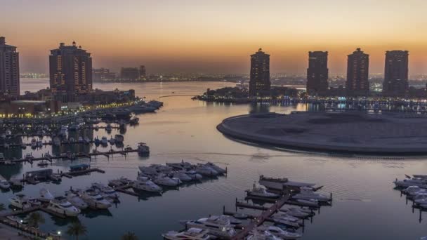 Tarde en el timelapse de día a noche de Pearl-Qatar desde arriba. — Vídeo de stock