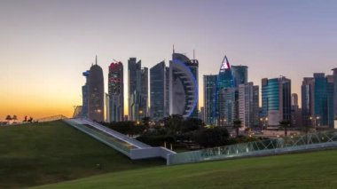 Doha 'nın yüksek katlı mahallesi gün batımından sonra gece-gündüz zamanlaması.