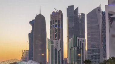 Doha 'nın yüksek katlı mahallesi gün batımından sonra gece-gündüz zamanlaması.