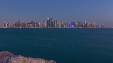 Katar 'da Doha' nın ufuk çizgisi gece gündüz geçiş zamanı