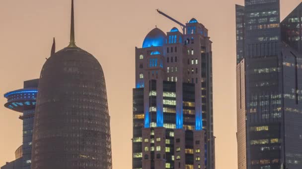 Il quartiere dei grattacieli di Doha giorno per notte timelapse dopo il tramonto — Video Stock