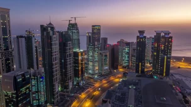 De skyline van de West Bay gebied van top in Doha nacht tot dag timelapse, Qatar. — Stockvideo