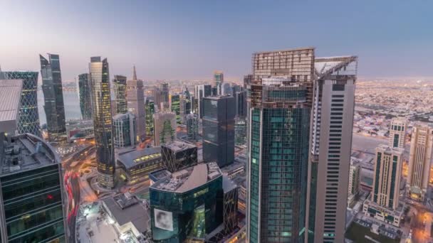 El horizonte de la zona de West Bay desde la cima de Doha noche a día timelapse, Qatar. — Vídeos de Stock