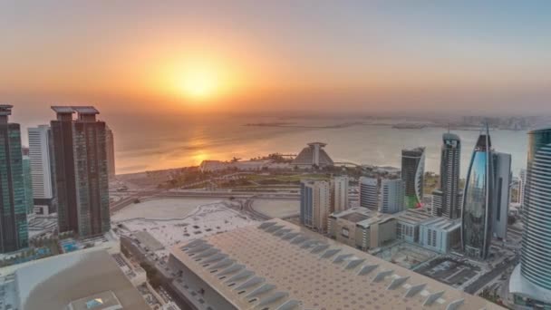 El horizonte de West Bay y Doha City Center durante el amanecer timelapse, Qatar — Vídeos de Stock