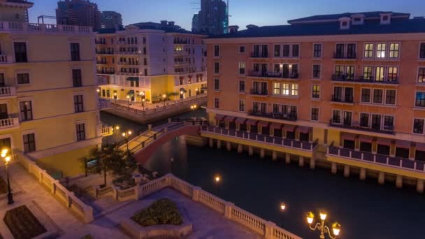卡塔尔多哈珍珠区像威尼斯的Qanat Quartier从早到晚的运河空中俯瞰. — 图库视频影像