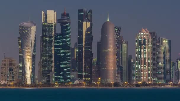 Horizonte de Doha noche a día lapso de tiempo de transición en Qatar — Vídeos de Stock