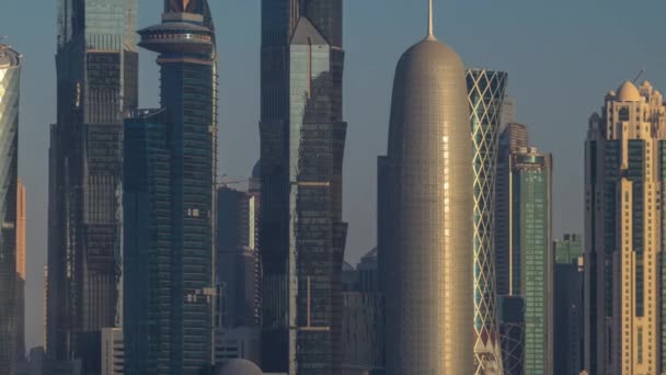 Skyline von Doha im Zeitraffer in Katar am frühen Morgen — Stockvideo