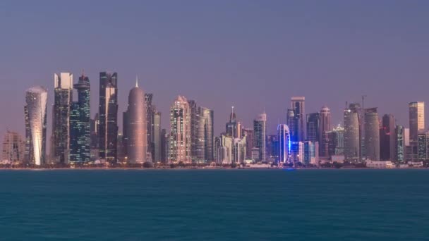 Skyline of Doha noc do dnia przejścia timelapse w Katarze — Wideo stockowe