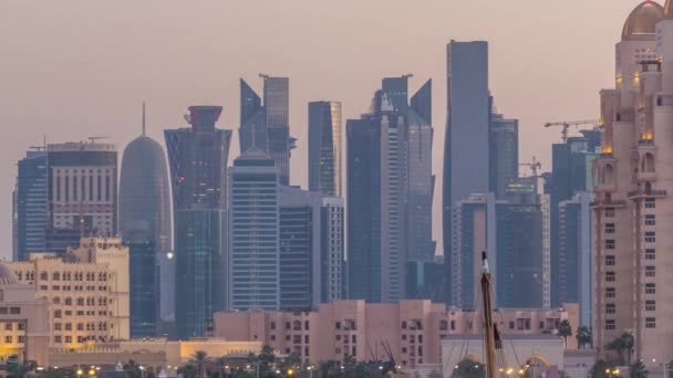 Widok z Katara Beach dzień do nocy timelapse w Doha, Katar, w kierunku West Bay i centrum miasta — Wideo stockowe