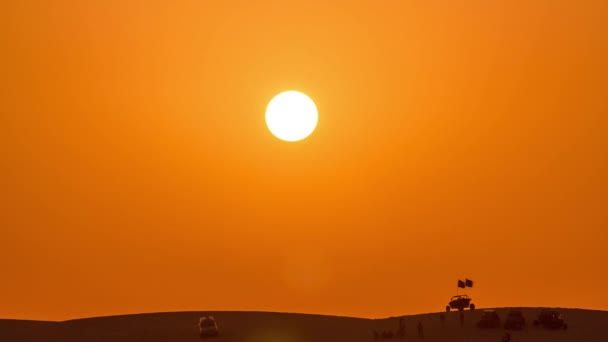 Buggy 's in zandwoestijn bij zonsondergang — Stockvideo