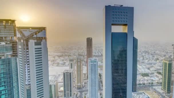 Skyskrapor vid solnedgången timelapse i skyline av kommersiella centrum i Doha, huvudstaden Qatar — Stockvideo