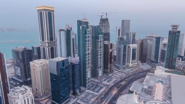 Lo skyline della zona di West Bay dall'alto a Doha giorno per notte timelapse, Qatar. — Video Stock