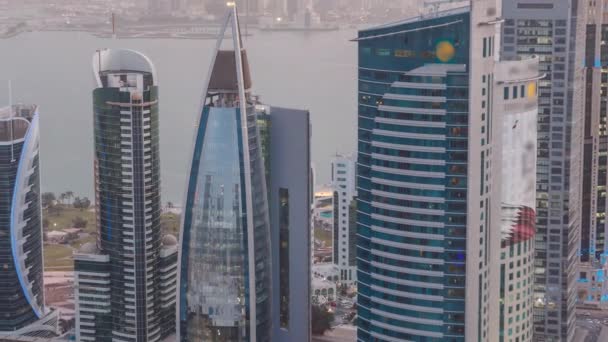 Lo skyline della zona di West Bay dall'alto a Doha giorno per notte timelapse, Qatar. — Video Stock