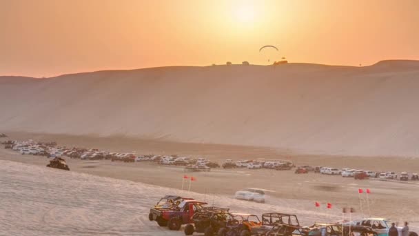 Buggies en el desierto de arena al atardecer timelapse — Vídeo de stock