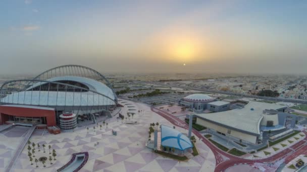 Luftaufnahme des Aspire Zone Stadions im Zeitraffer bei Sonnenaufgang in Doha — Stockvideo