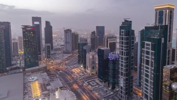 Lo skyline della zona di West Bay dall'alto a Doha giorno per notte timelapse, Qatar. — Video Stock