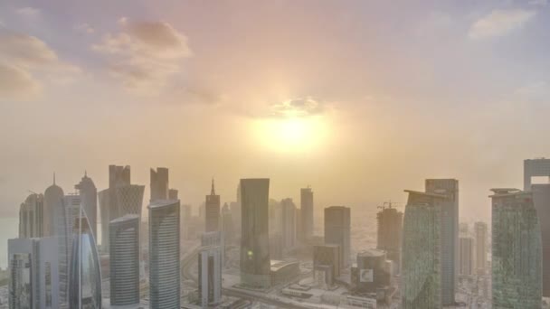 Wolkenkratzer im Zeitraffer bei Sonnenuntergang in der Skyline des Geschäftszentrums von Doha, der Hauptstadt Katars — Stockvideo