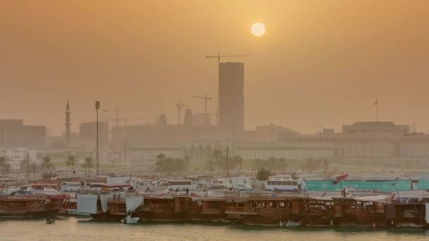 Pôr do sol em Doha Bay timelapse com barcos de pesca tradicionais de madeira Dhow. — Vídeo de Stock