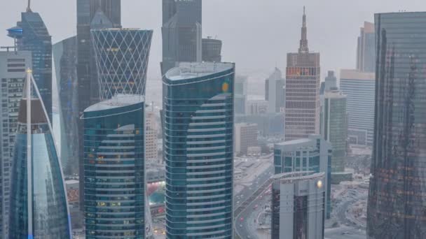 De skyline van de West Bay gebied van top in Doha dag tot nacht timelapse, Qatar. — Stockvideo