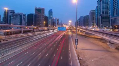 Şeyh Zayed yol trafiği günden geceye zaman dilimi ve Dubai Metro. Dubai, BAE.